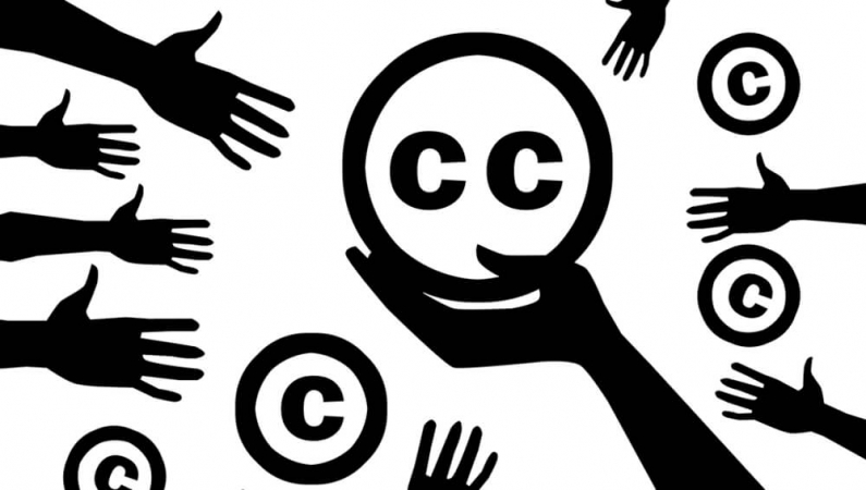 Image de mains portant le creative commons à bout de bras