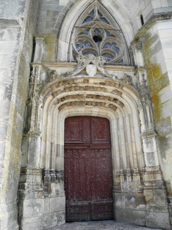 Nids d'hirondelles sur l'église de Cléry-Saint-André (Loiret)