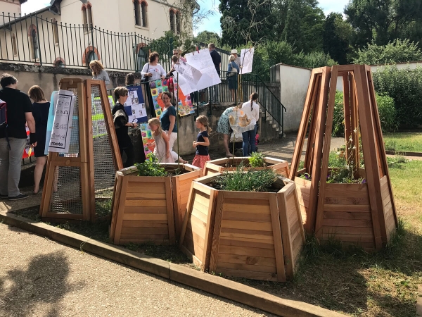 Plusieurs bacs à composts